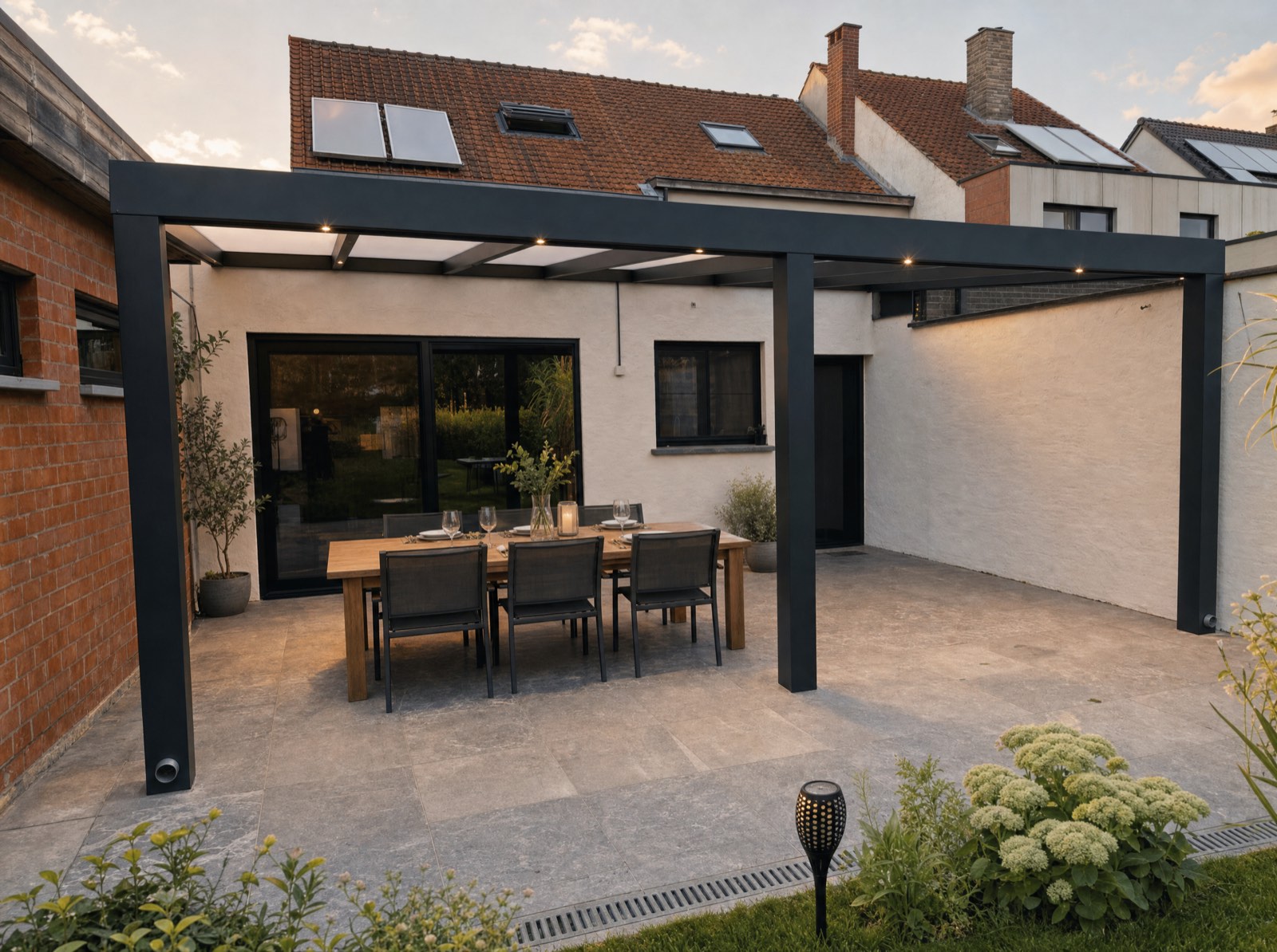 Terra PLUS aluminium overkapping met eettafel bij avondlicht