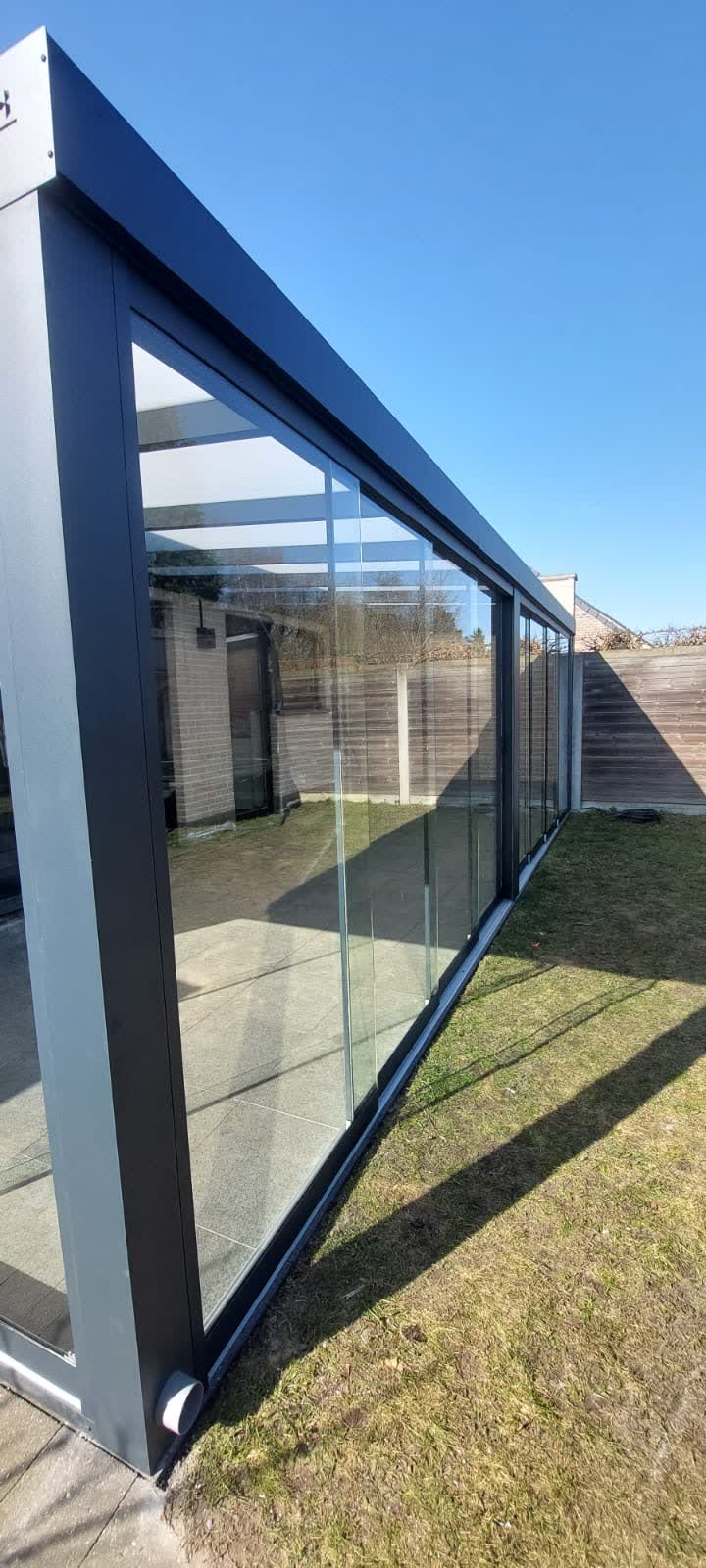 TerraShield terrasoverkapping met glazen schuifwanden gesloten
