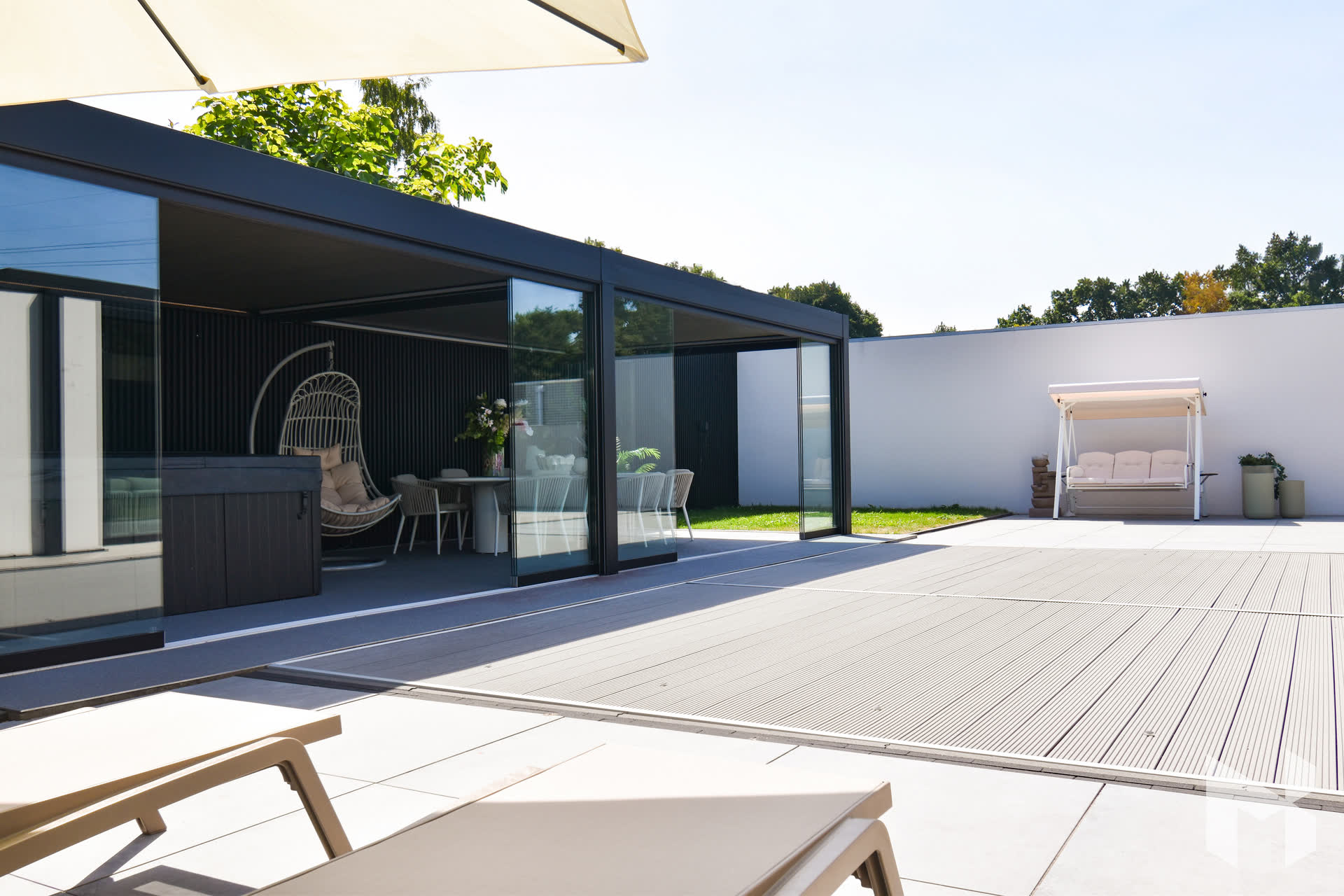 Garden room met open glazen schuifwanden
