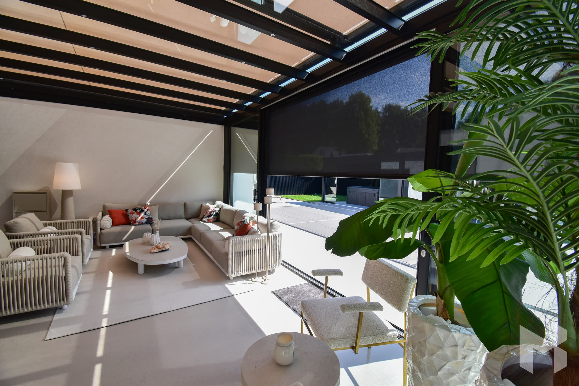 Binnenzicht terrasoverkapping met schuifwanden en zonwering