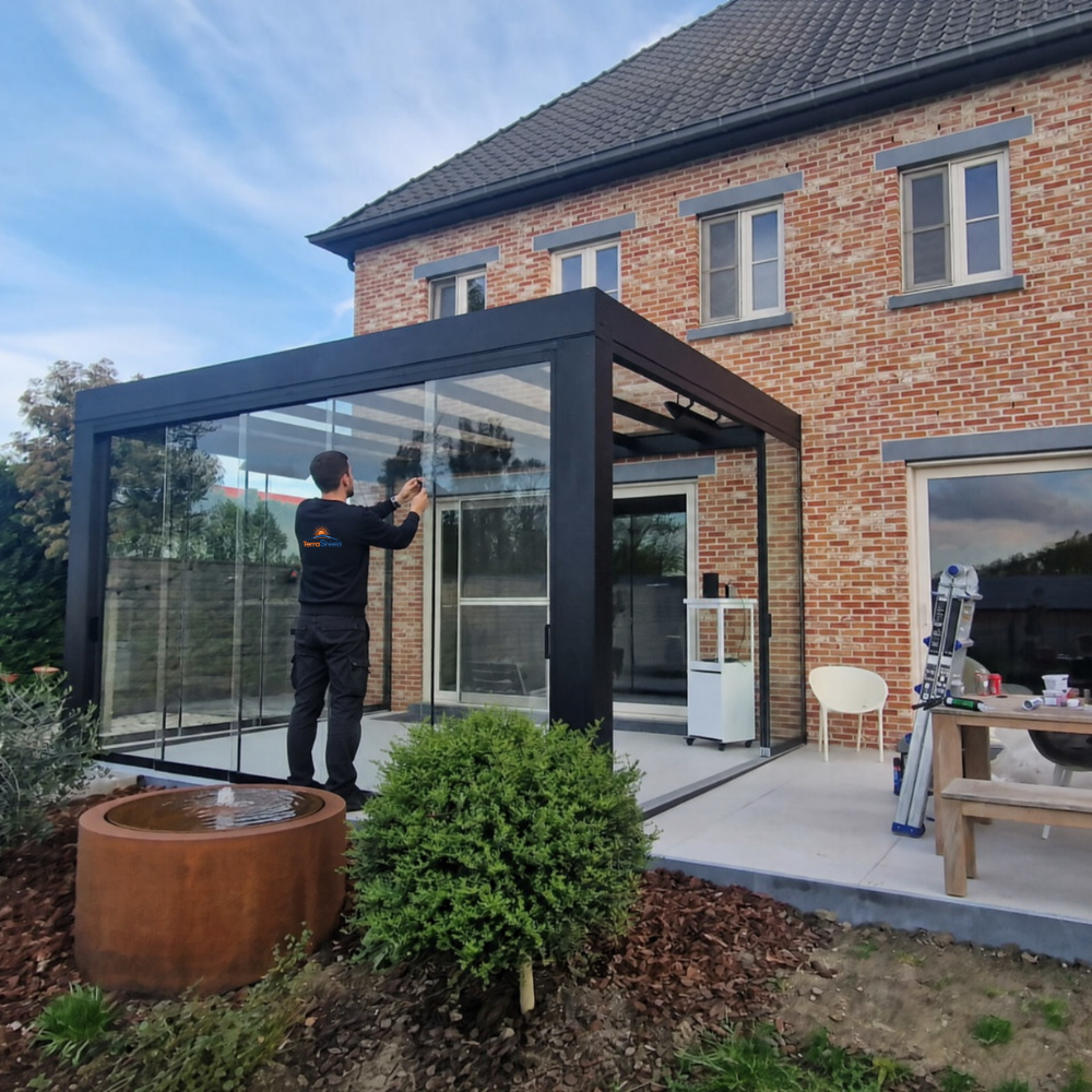 TerraShield plaatser aan het werk op een aluminium Cube terrasoverkapping